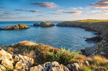 Wales, Pembrokeshire - Strumble Head lighthouse ligger smukt ved Carreg Onnen Bay