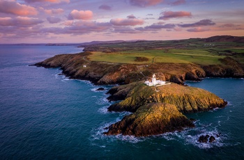 Wales, Pembrokeshire - Strumble Head lighthouse set fra luften