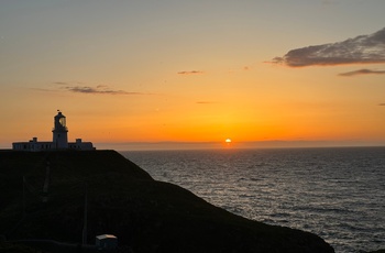 Wales, Pembrokeshire - Strumble Head lighthouse smukt i den nedgående sol