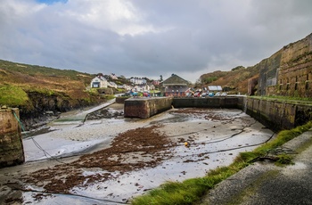 Wales, Pembrokeshire - den gamle fiskerihavn i Porthgain ved ebbe