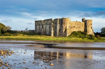 Wales, Pembrokeshire - den smukke ruin af Carew Castle ved bredden af River Carew 