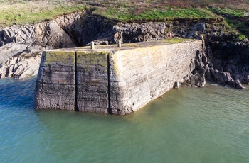 Wales, Pembrokeshire - den solide bølgebryder ved havnen i Porthgain