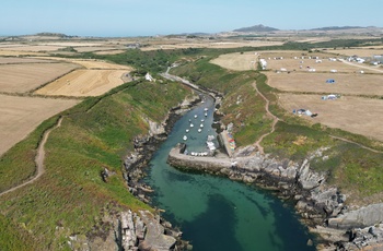Wales, Pembrokeshire - kløften med havnen Porthclais set fra luften
