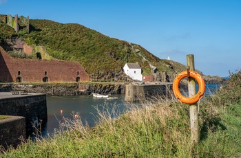Wales, Pembrokeshire - redningskrans ved havnen i Porthgain