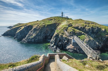 Wales, Pembrokeshire - trappe og bro til øen med Strumble Head lighthouse