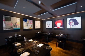 Wales, St Davids - der er masser af kunst på Twr-y-Felin hotel  (Foto - Cymru Wales Crown Copyright