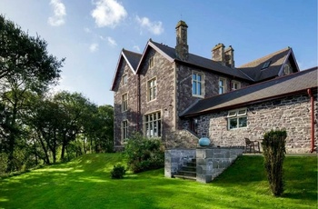 Wales, St Davids - det tidligere kloster Penrhiw Hotel set fra haven