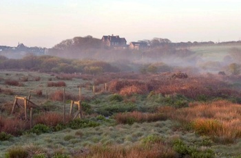 Wales, St Davids - det tidligere kloster Penrhiw Priory set fra den omliggende moor med St Davids som baggrund