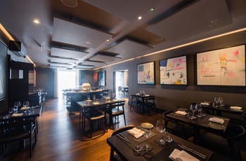 Wales, St Davids - kig ind i restauranten på Twr-y-Felin hotel  (Foto - Cymru Wales Crown Copyright)