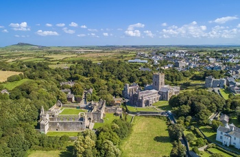 Wales, St Davids - oversigtsfoto over byen med Bishops Palace og katadralen i forgrunden