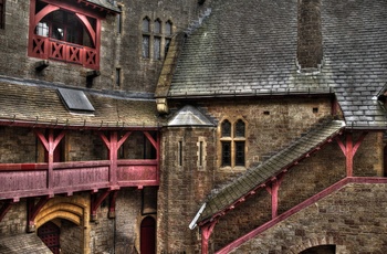 Wales, Tongwynlais - deltaljer fra den indre gård på det røde slot Castell Coch