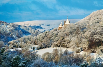 Wales, Tongwynlais - det røde slot Castell Coch ligger smukt i det hvide snelandskab