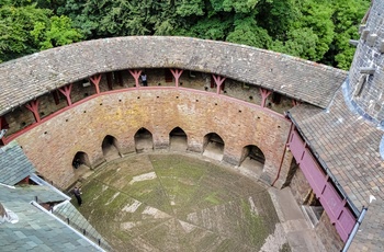 Wales, Tongwynlais - forsvarsmur på det røde slot Castell Coch