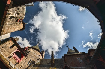 Wales, Tongwynlais - indtryk af den indre slotsgård på det røde slot Castell Coch