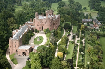 Wales, Welshpool - Powis Castle med omliggende have set fra en drone