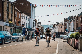 Wales, Welshpool - cyklister på Broad Street (Foto - Cymru Wales Crown Copyright)