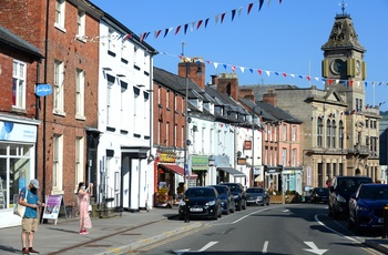 Wales, Welshpool - et kig ned ad High Street mod Welshpool Town Hall med det høje tårn (Foto - Cymru Wales Crown Copyright)