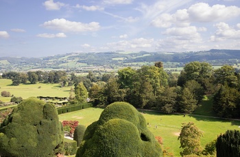 Wales, Welshtown - udsigt over Severn Valley fra Powys Castle med slotshaven i forgrunden