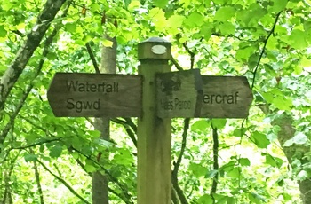 Skilt til vandfaldet Henrhyd Falls i Brecon Brecons Nationalpark, Wales