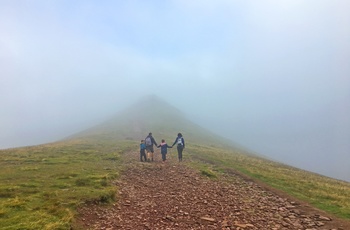 På vej til toppen af Pen y Fan - Brecon Beacons højeste top - Wales