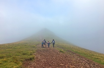 På vej til toppen af Pen y Fan - Brecon Beacons højeste top - Wales