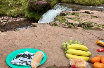 Picnic ved et lille vandfald i Brecon Breacons National Park - Wales