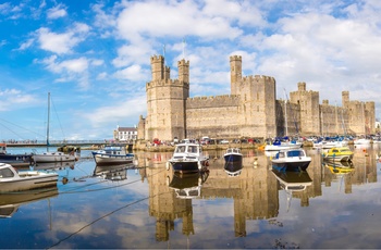 Caernarfon Castle i Wales set fra vandet