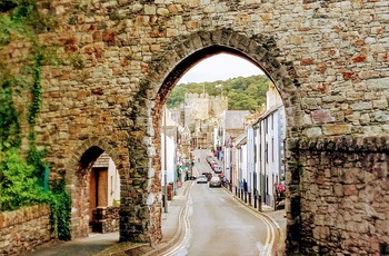 Gade i Conwy der går gennem bymuren - Wales