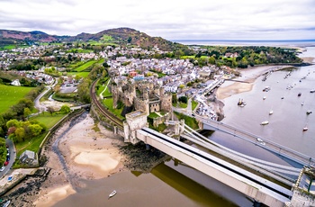 Luftfoto af havnebyen Conwy i Wales