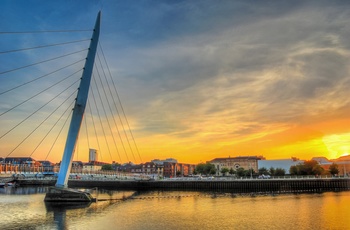 Millenium Bridge i Swansea ved solnedgang, Wales