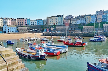 Små fiskebåde i Tenby havn, Wales