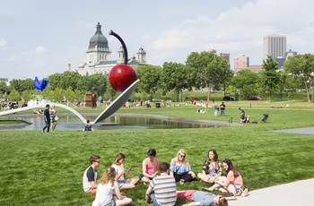 Sculpture Garden i Minneapolis - Credit: Courtesy of Walker Art Center, Claes Oldenburg and Coosje van Bruggen, Spoonbridge and Cherry (1988).