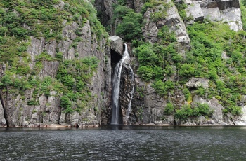 Et af mange vandfald i Western Brook Pond i Gros Morne National Park - Newfoundland i Canada