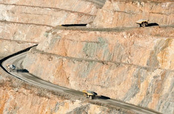 Lastbiler i open cut guldminen i Kalgoorlie, Western Australia