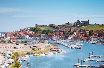 Whitby havn med ruinerne af Whitby Abbey i baggrunden