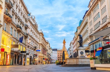 Indkøbsgade tidelig morgen i Wien, Østrig