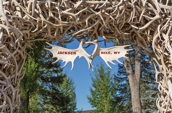 Monument eller velkomstport til Jackson Hole i Wyoming, USA