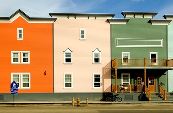 Farverige husfacader i Dawson City i Yukon, Canada