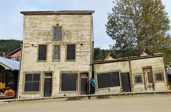 Gammelt hus fra guldgravertiden i Dawson City, Yukon i Canada