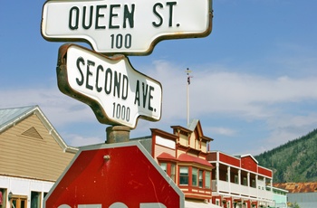 Vejskilte i Dawson City i Yukon, Canada