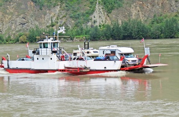 Lille færge på Yukon River på vej mod Dawson City, Canada