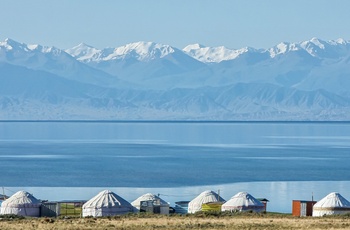 Yurter ved Issyk-Kul søen med Tian Shan-bjergene i baggrunden - Kirgisistan