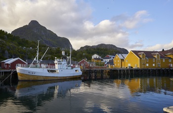 Fiskebåd ved kaj i Nusfjord