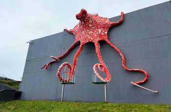 Atlanterhavsparken i Ålesund, Norge - facaden med den store blæksprutte