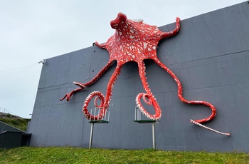 Atlanterhavsparken i Ålesund, Norge - facaden med den store blæksprutte