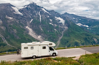 Autocamper i Europa. Kategori: Alkove - bjergvej om sommeren