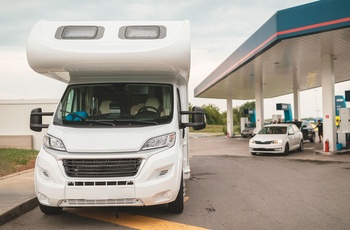 Autocamper i Europa. Kategori: Alkove - parkering ved benzinstation