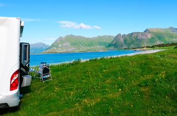 Autocamper i Europa. Kategori: Alkove - flot udsigt til vand og fjelde