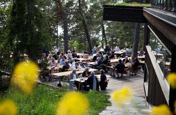 Artipelag kunstmuseum nær Stockholm - udendørs servering ved caféen. Foto: Artipelag, Lena Koller