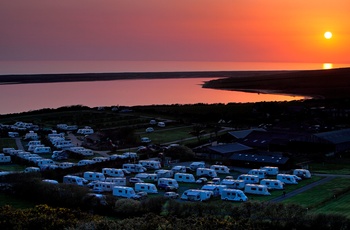 Autocamper i England - campingplads i solnedgangen